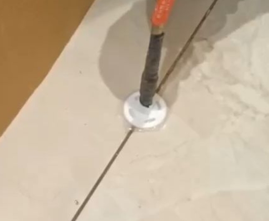 东城瓷砖空鼓维修公司专业解答瓷砖在铺贴过程中，如果没有涂抹均匀到位的粘结材料（如水泥砂浆或瓷砖胶），可能会导致以下问题
