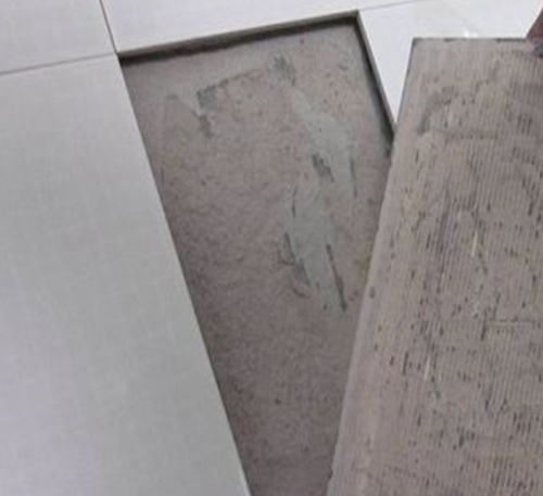 东城瓷砖空鼓维修公司分享瓷砖铺贴时如果打浆（即涂抹在瓷砖背面和基层上的砂浆或瓷砖胶）过少，会带来以下问题